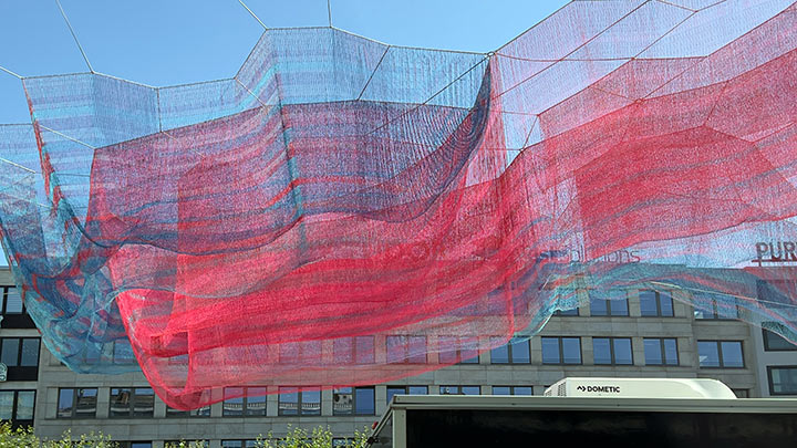 die Netzskulptur A Sky full of Hope an Konstablerwache in Frankfurt 
