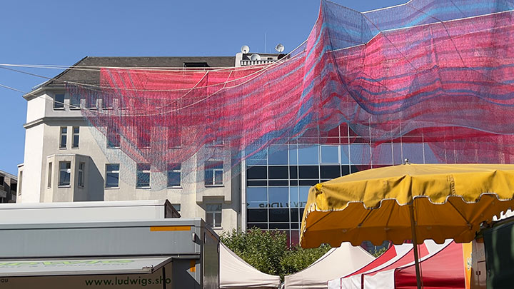 die Netzskulptur A Sky full of Hope an Konstablerwache in Frankfurt 